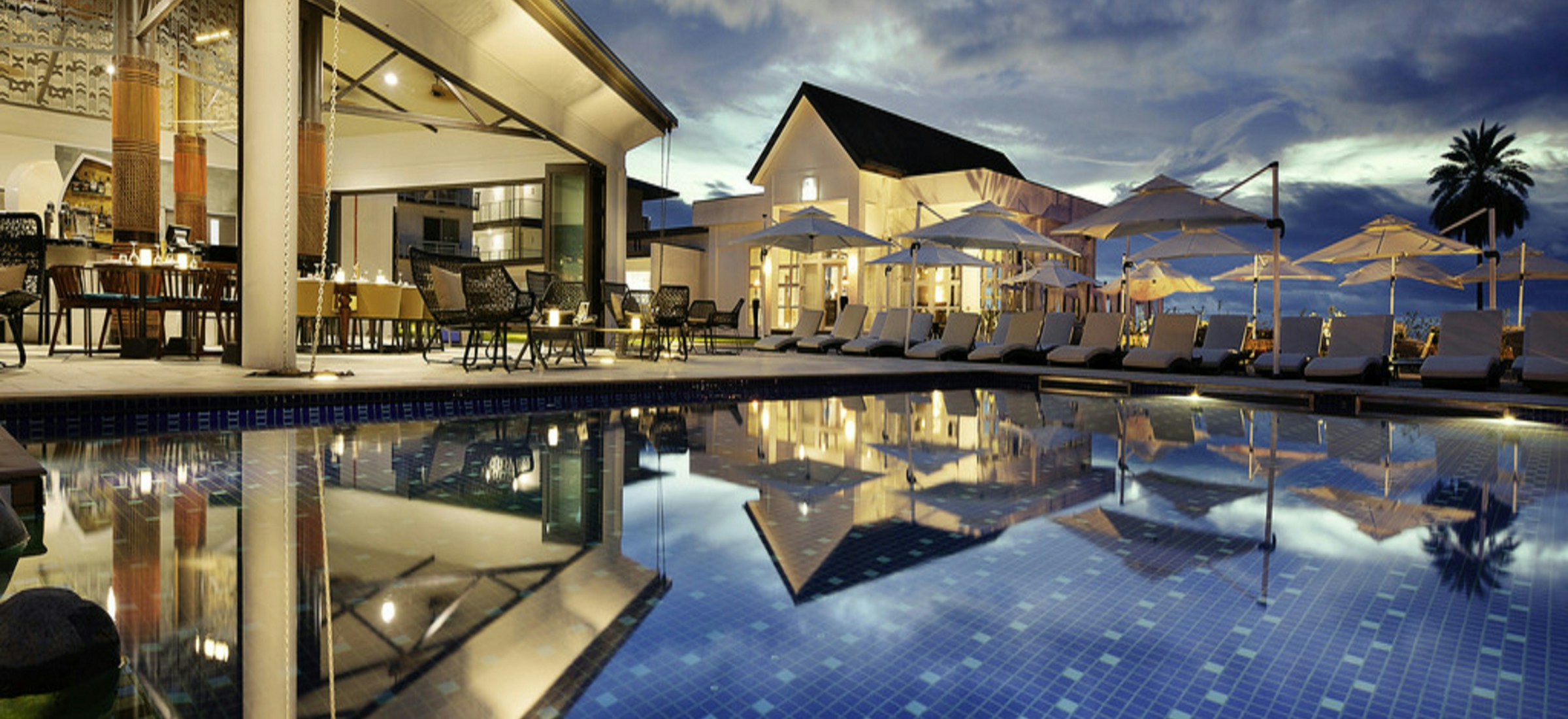 Botanik Platinum Otel tropikal palmiye ve denize bakan teras